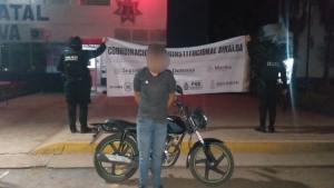 En recorridos en Stanza Toscana, en Culiac&aacute;n, fuerzas de Seguridad especiales detienen a un hombre que viajaba en una moto robada