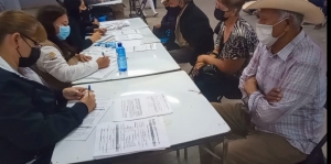 Servidores de la Naci&oacute;n piden el INE a adultos mayores en Pericos para ser vacunados