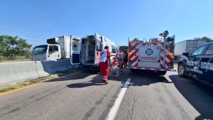 Hay 2 heridos tras chocar cami&oacute;n de paqueter&iacute;a contra tr&aacute;iler, en la carretera Culiac&aacute;n&ndash;Eldorado