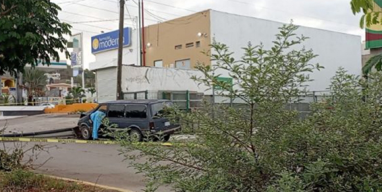 Conductor de una Caravan muere en choque contra un poste, en Mazatl&aacute;n