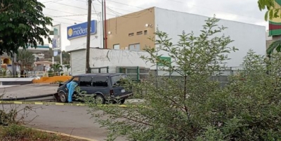 Conductor de una Caravan muere en choque contra un poste, en Mazatl&aacute;n