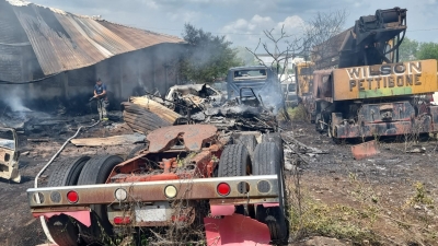 Se incendia bodega con veh&iacute;culos decomisados por el Gobierno, al oriente de Culiac&aacute;n
