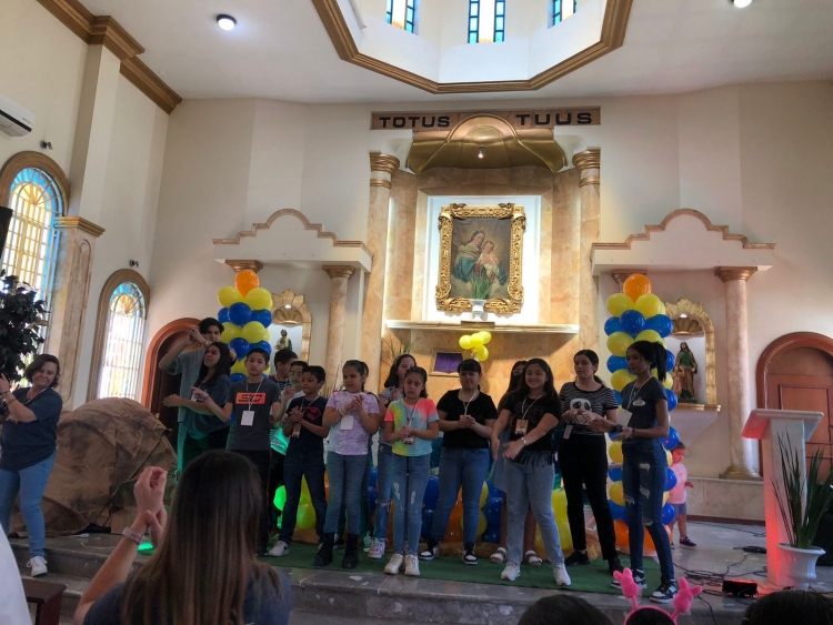 Ni&ntilde;os aprenden y conviven en la Pascuita de la Iglesia de la Loma