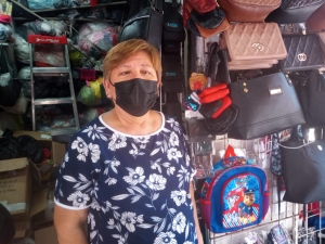 Por la crisis, madre comerciante no deja de trabajar con un 10 de Mayo gris