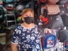 Por la crisis, madre comerciante no deja de trabajar con un 10 de Mayo gris