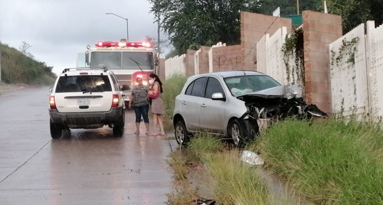 Choque vial deja un auto accidentado y un herido en la barda perimetral del Parque Culiac&aacute;n 87