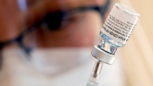 EU autoriza refuerzos de vacunas Moderna y Pfizer, redise&ntilde;adas para &oacute;micron