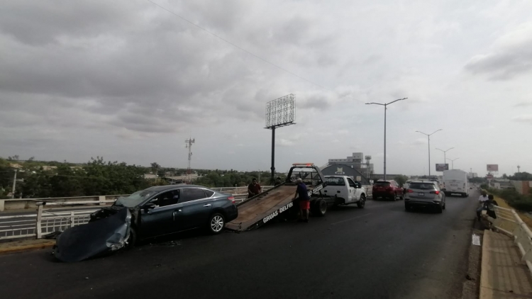 Accidente sobre el puente del bulevar Emiliano Zapata deja una persona herida