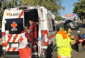 Accidente entre una moto Italika y Tsuru deja un herido de gravedad, en Loma Linda