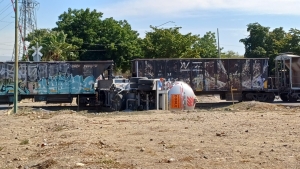 Tren embiste a un tr&aacute;iler que jalaba tanques de gasolina, sobre el Blvd. Las Torres, en Culiac&aacute;n