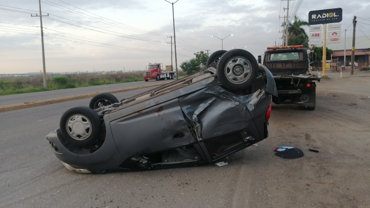 Conductor sufre espectacular volcadura y &iexcl;vive para contarlo!, en Culiac&aacute;n