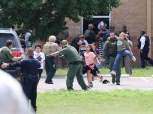 Ni&ntilde;o llam&oacute; al 911 durante tiroteo de Texas; polic&iacute;a no se decid&iacute;a a entrar en escuela