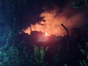 Civiles armados incendian campestre en la colonia Bachigualato de Culiac&aacute;n