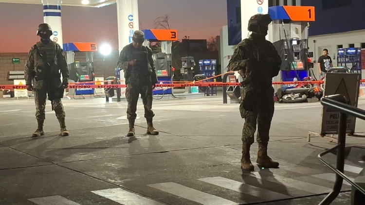 Ataque a balazos deja sin vida a despachador de gasolina y motociclista en Villa Colonial