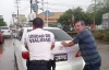 Conductor de un autom&oacute;vil queda estancado en canal de aguas pluviales