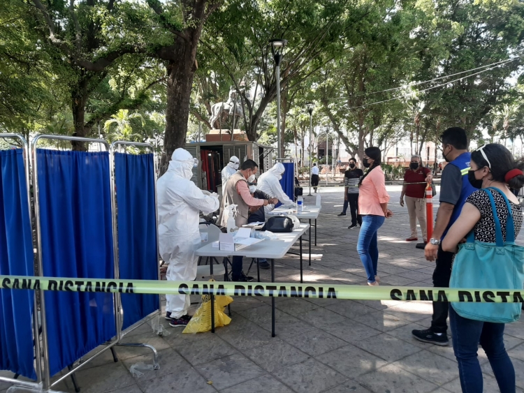 Largas filas registran kioscos para las pruebas r&aacute;pidas de Covid-19