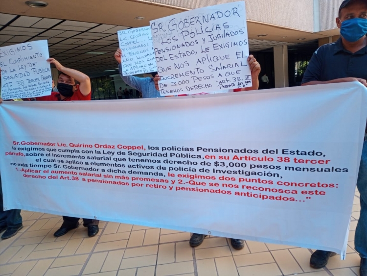 Ex ministeriales exigen al Gobernador que ahora les cumpla a ellos, con el incremento salarial