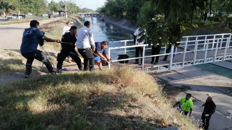 Amanece cad&aacute;ver de lavacarros en aguas de canal pluvial de Villa Sat&eacute;lite, en Culiac&aacute;n