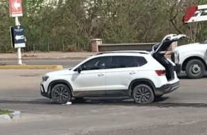 Abandonan gatilleros camioneta baleada tras enfrentamiento con antagonistas en el sector Los &Aacute;ngeles