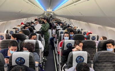 Avi&oacute;n con mexicanos y un perrito evacuados de Ucrania ya vuela a CdMx