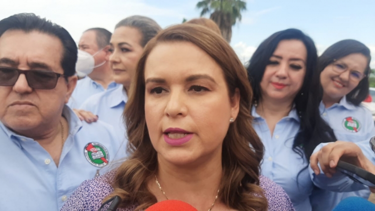 Deja el gobernador vestida y alborotada a la l&iacute;der del Stase, Teresita Ochoa