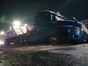 Tr&aacute;iler derram&oacute; di&eacute;sel en incidente ocurrido en el bulevar Emiliano Zapata