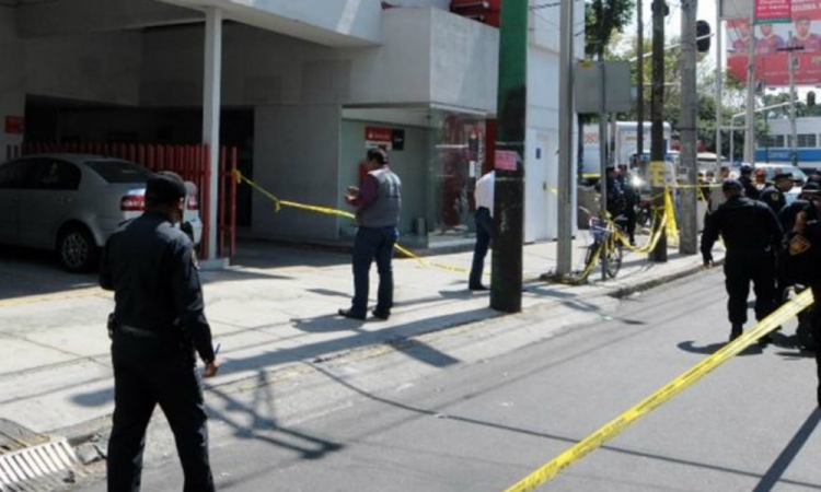 Un falso cliente dio el pitazo a los asaltantes, no la cajera de Santander