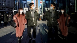 Alertan en Jap&oacute;n declarar estado de emergencia por alza de positivos al Covid