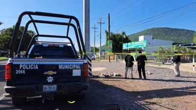 Tiran cad&aacute;ver encobijado de un joven a un lado de la carretera M&eacute;xico 15, al sur de Culiac&aacute;n