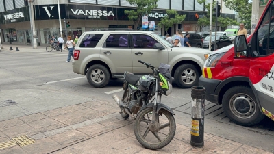 Accidente de tr&aacute;nsito deja 2 lesionados tras choque en el Centro de Culiac&aacute;n