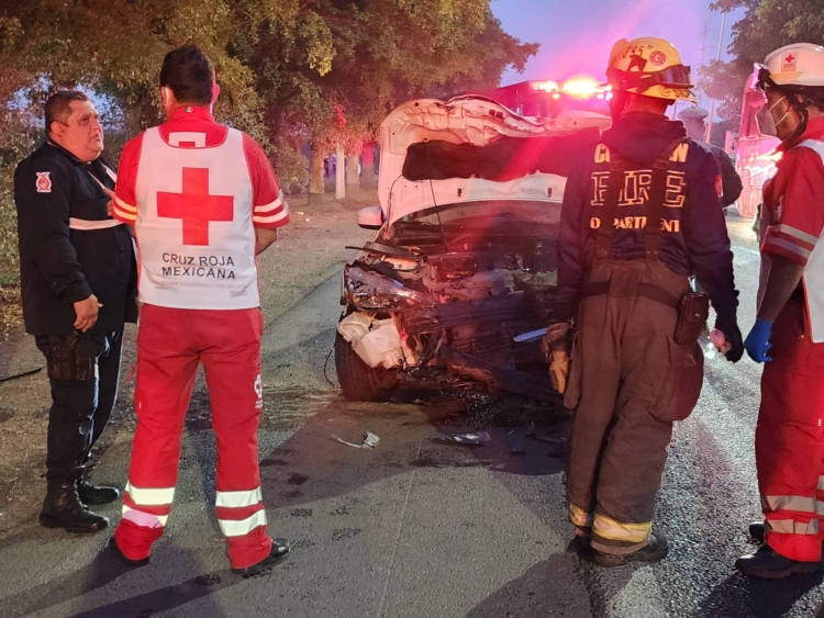 En choque por alcance, Polic&iacute;a estatal se estampa contra tractor sobre la carretera Culiac&aacute;n-Navolato