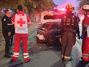 En choque por alcance, Polic&iacute;a estatal se estampa contra tractor sobre la carretera Culiac&aacute;n-Navolato