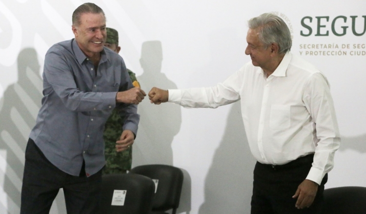 AMLO acepta propuesta de Quirino de vacunar tambi&eacute;n a maestros