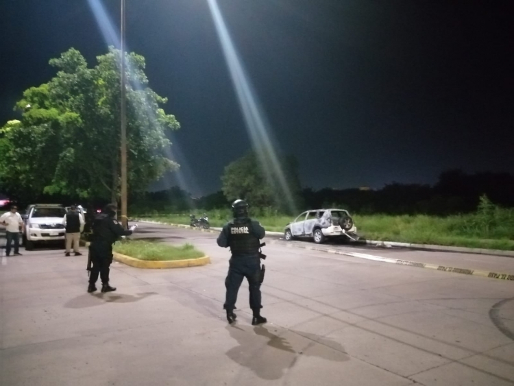 Hallan camioneta quemada, presuntamente de delincuentes del asalto mortal del pasado lunes