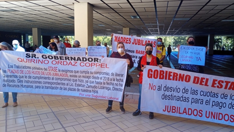 Madres jubiladas y pensionadas del Stase exigen plazas para sus hijos