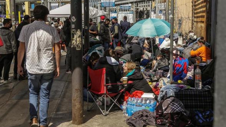 Refugiados de Rusia y Ucrania montan campamento en Tijuana; esperan cruzar a EU