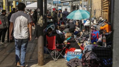 Refugiados de Rusia y Ucrania montan campamento en Tijuana; esperan cruzar a EU