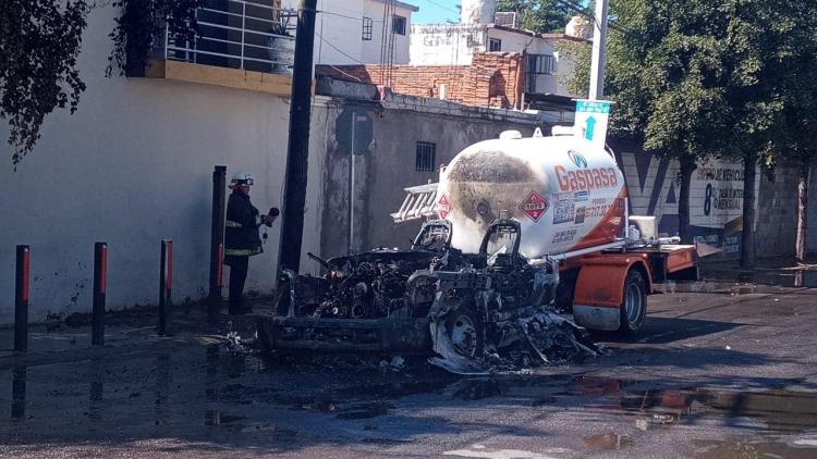 Se quema pipa de Gaspasa y evac&uacute;an domicilios en Las Estancias, Culiac&aacute;n