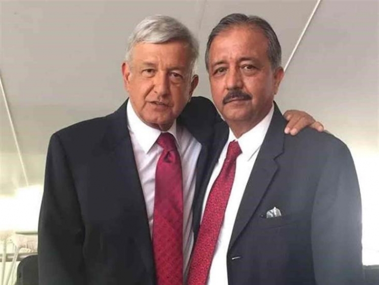 &ldquo;De rapidito&rdquo; logra Estrada Ferreiro cruzar palabra con AMLO