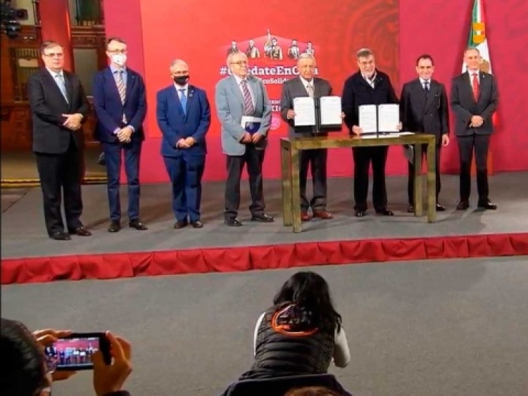Firma L&oacute;pez Obrador acuerdo con la ONU para adquisici&oacute;n de medicamento
