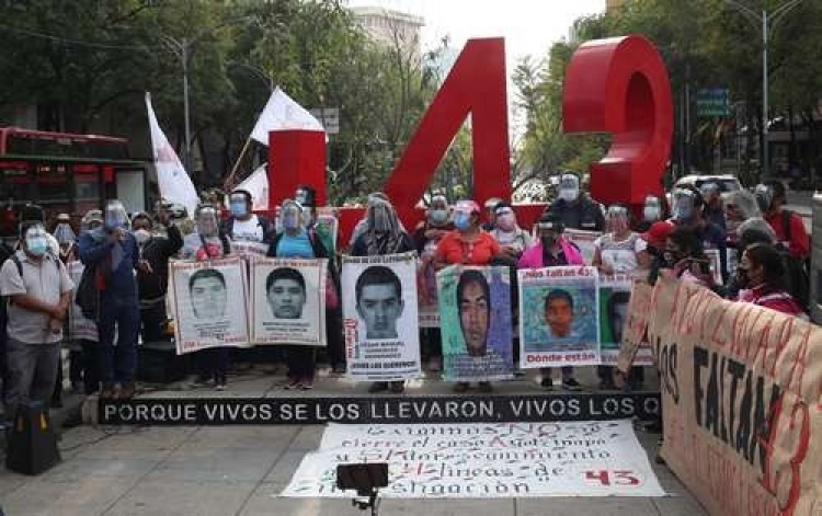 Padres de los 43 ofrecen recompensa por informes