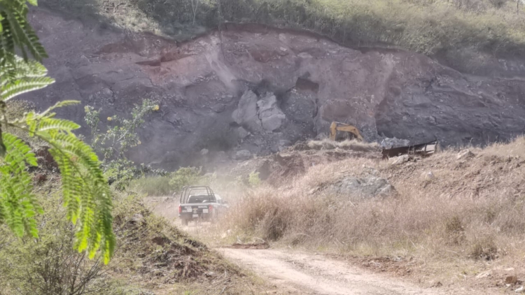 Muere operador sepultado por deslave de cerro