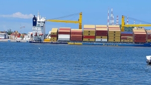 Protecci&oacute;n Civil se mantiene pendiente de las maniobras de reflote del barco carguero en Mazatl&aacute;n