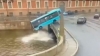 Autob&uacute;s de pasajeros cae a un r&iacute;o en San Petersburgo, Rusia; mueren 4 personas y 6 m&aacute;s son hospitalizadas