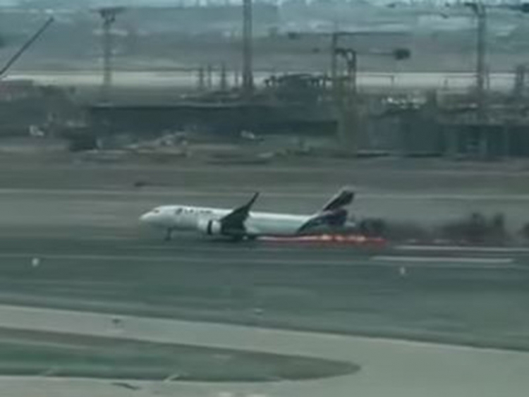 &iexcl;Terror en el aire! Avi&oacute;n se incendia tras chocar contra cami&oacute;n de bomberos, en Per&uacute;