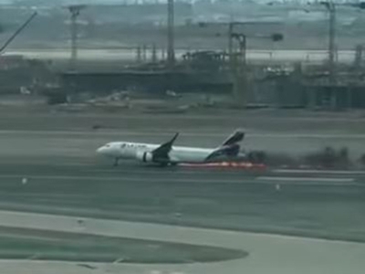 &iexcl;Terror en el aire! Avi&oacute;n se incendia tras chocar contra cami&oacute;n de bomberos, en Per&uacute;