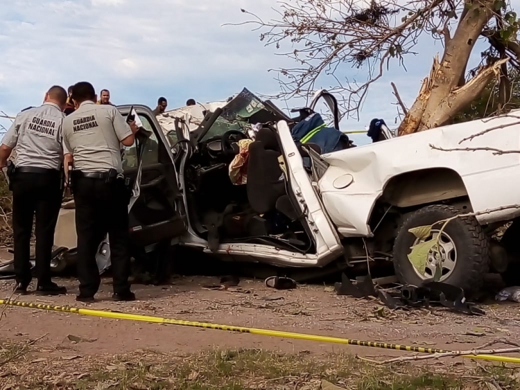 J&oacute;venes originarios de Jalisco sufren fatal accidente en autopista de Sinaloa