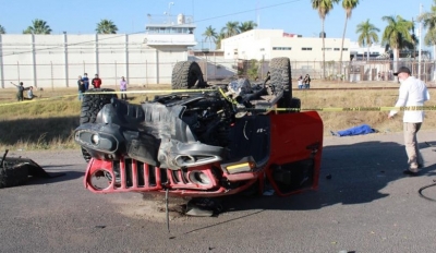 El jeep Sahara, color rojo qued&oacute; volcado con da&ntilde;os severos