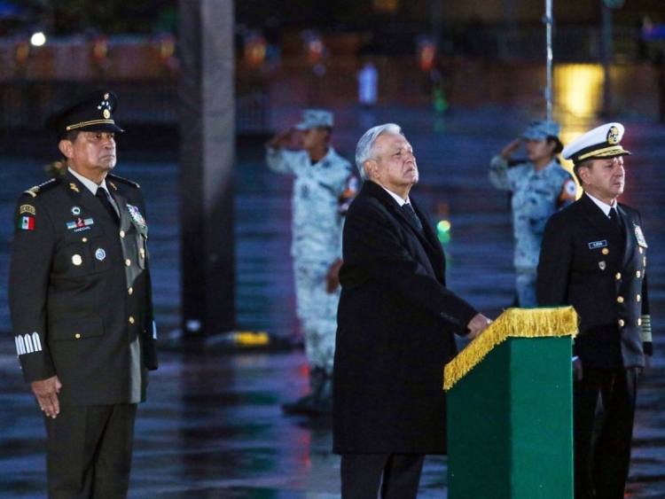 Iza L&oacute;pez Obrador a media asta la Bandera por v&iacute;ctimas de sismos de 1985 y de 2017