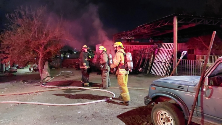 Se incendia la llantera Obreg&oacute;n en la colonia Los Huizaches